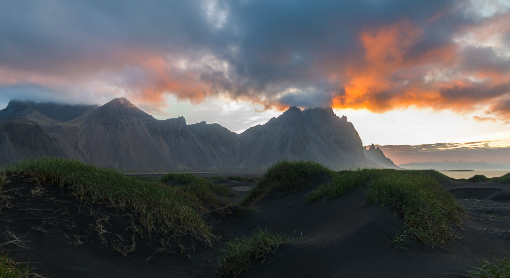 island-2019-341 | Der Berg Vestrahorn und die Dünenlandschaft mit schwarzem Sand auf der Landzunge Stokksnes im Südosten von Island bei Sonnenaufgang Ende Juni. - Realisiert mit Pictrs.com