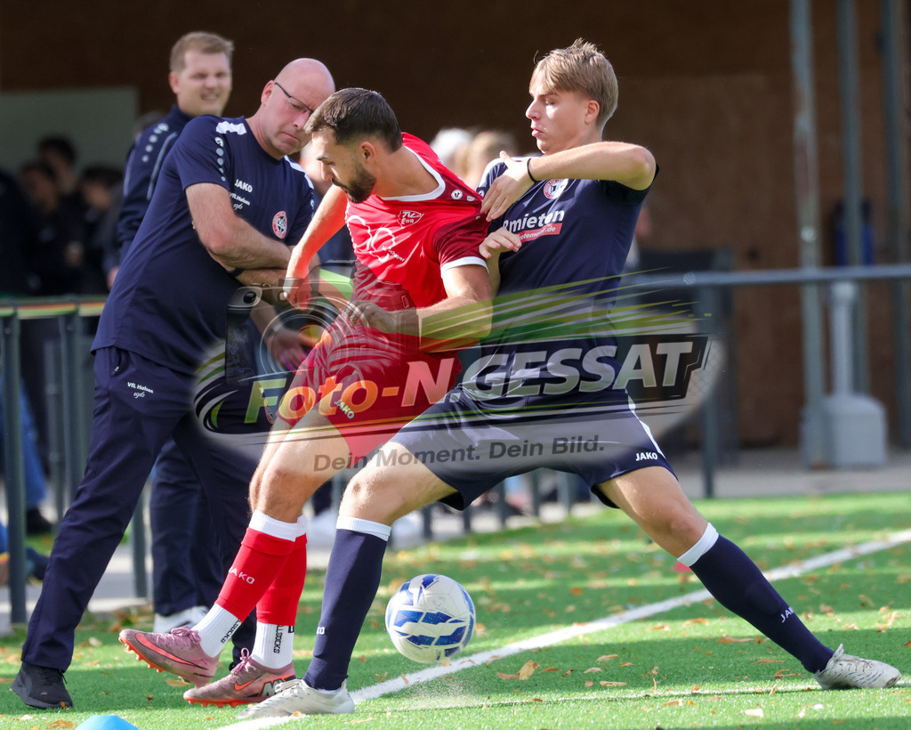 VfL Holsen - TV Elverdissen | Auf dem Bild zu sehen: schwarz VfL Holsen: Jannis Wippermann ; rot TV Elverdissen: Robert Lipkowski VfL Holsen, TV Elverdissen, Saison 26/27, Kreisliga A, Holsen, Deutschland - Realisiert mit Pictrs.com