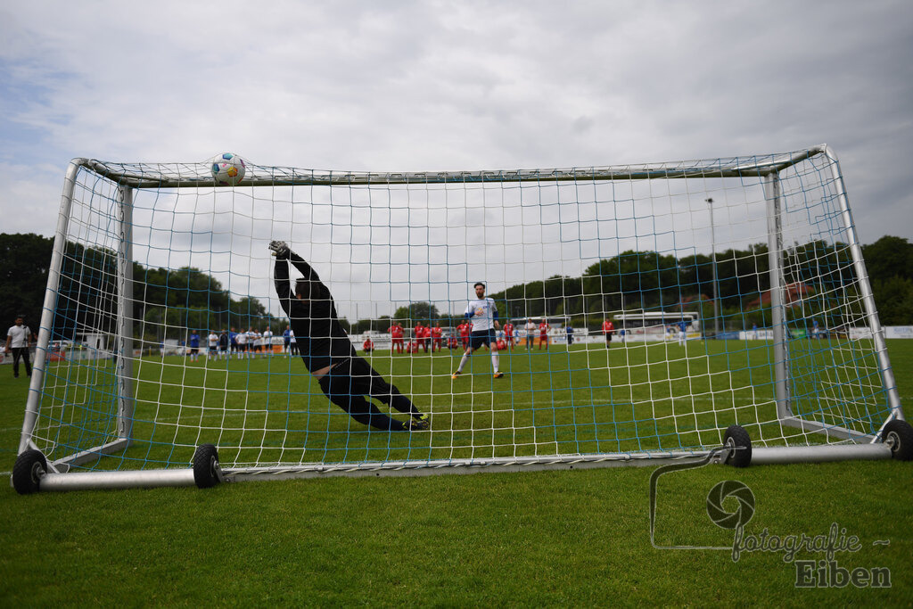 SV Brake Ü40-BW Bümmerstede (Ü40) | Kreispokal Finale Jade-Weser-Hunte Ü40; SV Brake Ü40 (rot)-BW Bümmerstede Ü40 (weiß) am 15.06.2025 in Rastede (Sportanlage Köttersweg), Photo: Philip Eiben 2025 - Realisiert mit Pictrs.com