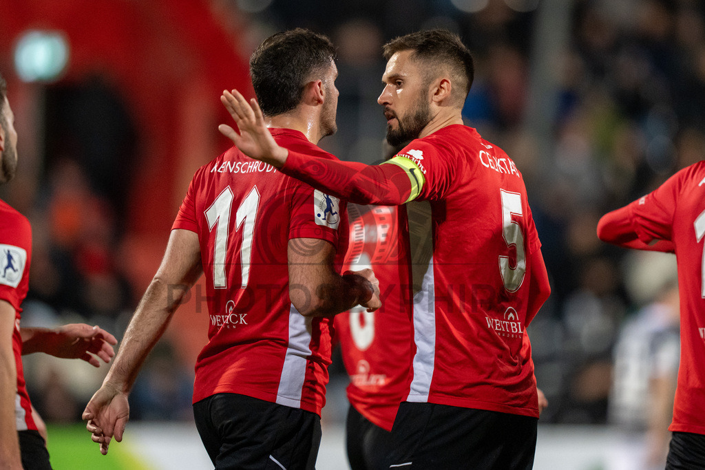 SG Sonnenhof Grossaspach vs. SSV Ulm 1846 Fussball, Fussball, WFV-Pokal, Viertelfinale, 01.04.2026 | Volkan Celiktas (SG Sonnenhof Grossaspach, #05) freut sich mit der Mannschaft nach dem Treffer zum 2:1 durch Elias Rahn (SG Sonnenhof Grossaspach, #08),SG Sonnenhof Grossaspach vs. SSV Ulm 1846 Fussball, Fussball, WFV-Pokal, Viertelfinale, 01.04.2026