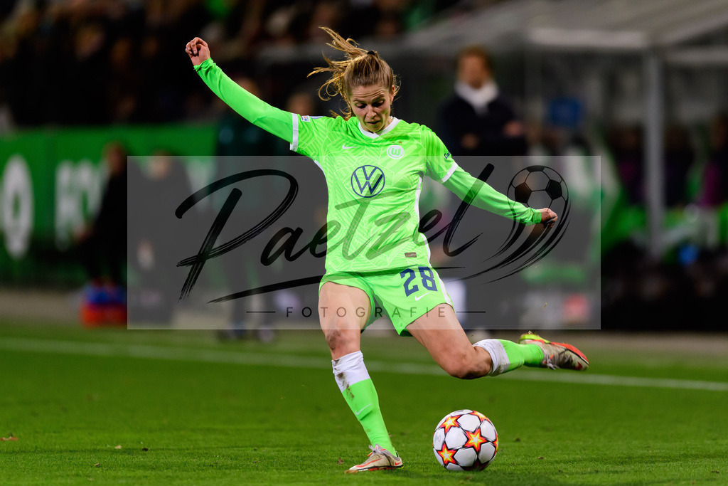 WOBJUV20211118_138 | Fussball, Frauen: Tabea Wassmuth (VfL Wolfsburg) in Aktion, am Ball, Einzelaktion bei dem Spiel der UEFA Women´s Champions League zwischen VfL Wolfsburg und Juventus Turin im AOK-Stadion am 18.11.2021 in Wolfsburg, Deutschland. - Realisiert mit Pictrs.com