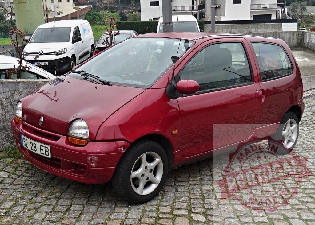 Renault Twingo car parking on cobblestone street | Red Renault Twingo hatchback car parked on a traditional cobblestone street - Realisiert mit Pictrs.com