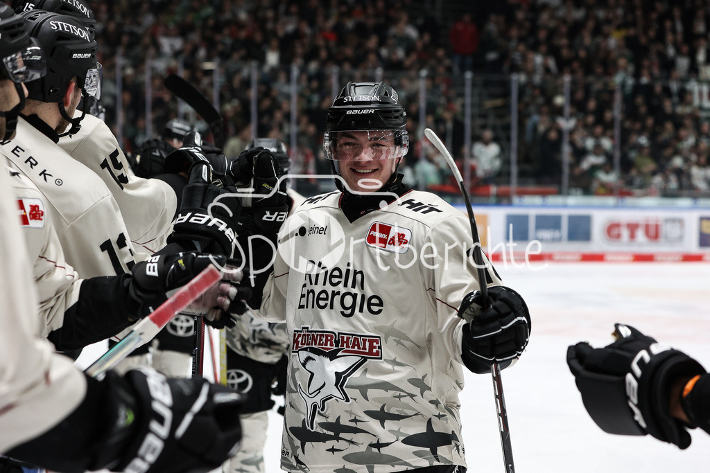 Augsburger Panther - Kölner Haie | Jubel der Gaeste nach dem Tor zum 0-2 druch Justin SCHUETZ (KEC #10) / Freude / Torschuetze / Treffer / Torjubel