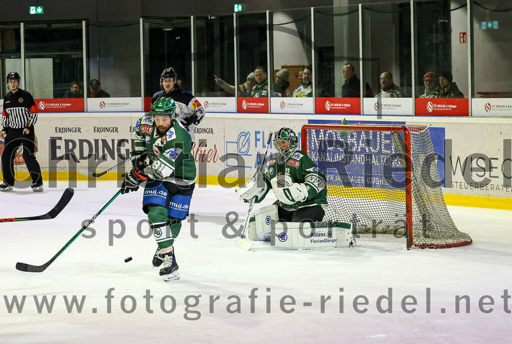 2024-01-26_065_TSV_Erding_gegen_HC_Landsberg | Erding, Deutschland, 26.01.2024:
Eishockey, Bayernliga Vorrunde 2023 / 2024, 28. Spieltag, TSV Erding gegen HC Landsberg, Endergebnis: 6:2

Rudolf Lorenz (Erding Gladiators, #91), Torwart Dimitri Pätzold (Erding Gladiators, #32)

Foto: Christian Riedel / fotografie-riedel.net