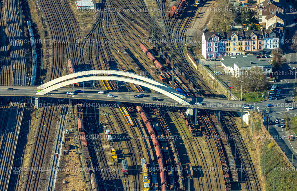 Hagen250303130 | Luftbild, Brücke Fuhrparkstraße über die Bahngleise am Hauptbahnhof, Güterzüge,  Altenhagen, Hagen, Ruhrgebiet, Nordrhein-Westfalen, Deutschland