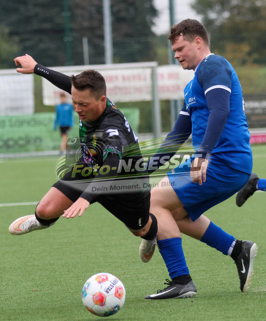 SC Enger - TuS Hücker-Aschen | Auf dem Bild zu sehen: schwarz SC Enger: Pascal Lebek ; blau TuS Hücker-Aschen: Marc Ebmeyer SC Enger, TuS Hücker-Aschen, Saison 26/27, Kreisliga A, Enger, Deutschland - Realisiert mit Pictrs.com