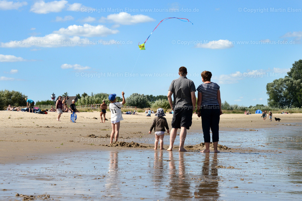 KrautsandELS_8665120812 | Kehdingen - Aufnahmedatum: 12.08.2012, Aufnahmehöhe:  m, Koordinaten:  - , Bildgröße: 7360 x  4912 Pixel - Copyright 2012 by Martin Elsen, Kontakt: Tel.: +49 157 74581206, E-Mail: info@schoenes-foto.deSchlagwörter: Elbe, Krautsand,Drochtersen,Deich,Leuchtturm,Tidenkieker, - Realisiert mit Pictrs.com
