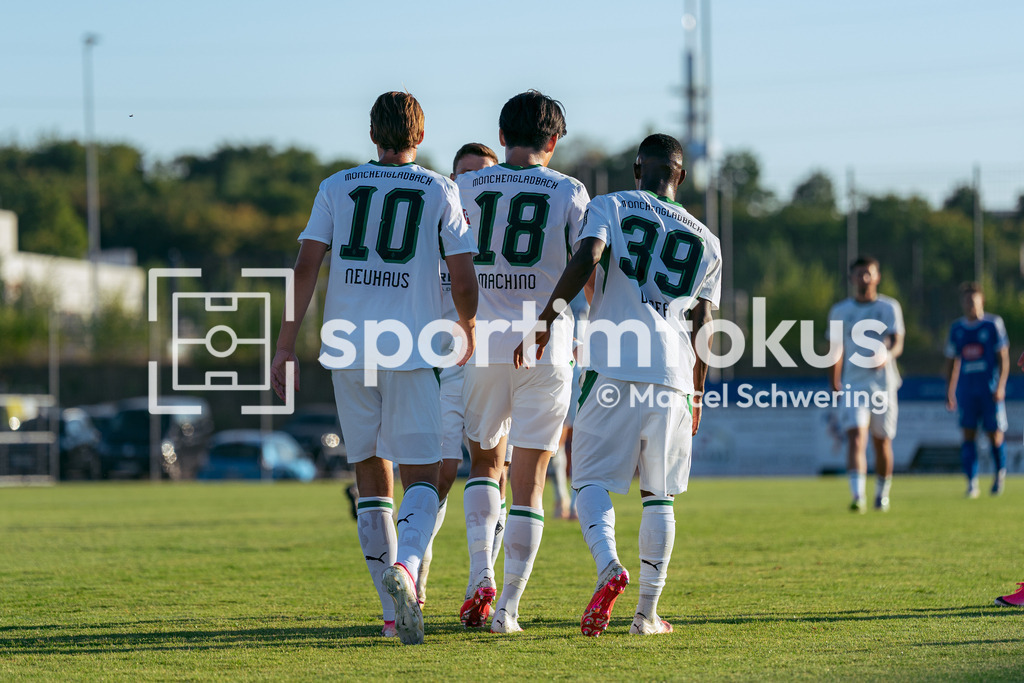 SSVg Velbert 02 – Borussia Mönchengladbach | Florian Neuhaus (Borussia Mönchengladbach), Shuto Machino (Borussia Mönchengladbach) und Iaia Manco Danfa (Borussia Mönchengladbach) beim gemeinsamen Torjubel zum 0:6. Testspiel zwischen der SSVg Velbert 02 und Borussia Mönchengladbach in Velbert, 12.08.2026. Endstand: 0:8. sportimfokus / Marcel Schwering - Realisiert mit Pictrs.com