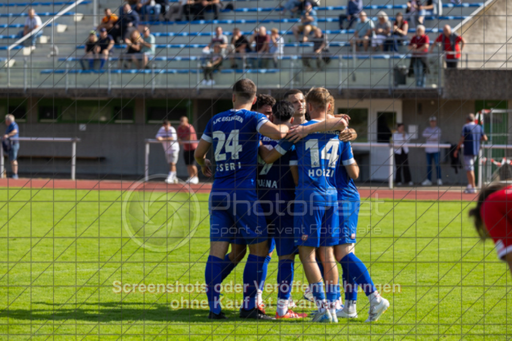20250824_160439_0124 | #,1.FC Eislingen (blau) vs. MTV Stuttgart (rot), Fussball, Landesliga 2 - wfv, 02. Spieltag, Saison 2025/2026, Rasenplatz, Eichbachstation, Haldenstraße, 73054 Eislingen, 24.08.2025 - 15:00 Uhr,Foto: PhotoPeet-Sportfotografie/Peter Harich