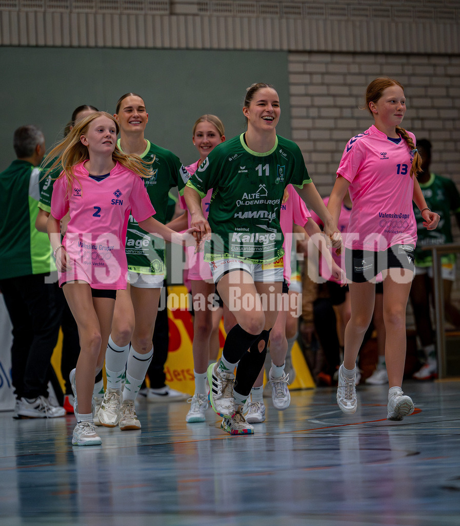 Handball I Frauen I Saison 2025-2026 I 3. Liga Staffel Nord I 10. Spieltag I SC SFN Vechta - HSG Blomberg-Lippe II I 0058 | Ida Seidel (11, SC SFN Vechta) voller Freude beim Einlaufen - Realisiert mit Pictrs.com