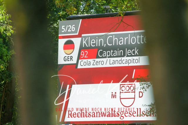 DKP43108 | Deine Turnierfotos vom Reitturnier online kaufen: Dressur, Springen & Siegerehrung. Professionelle Pferdefotografie aus dem Rheinland – als Download & Print.Alternative: Turnierfotograf für den Pferdesport: Finde deine Fotos von Dressur- und Springturnier