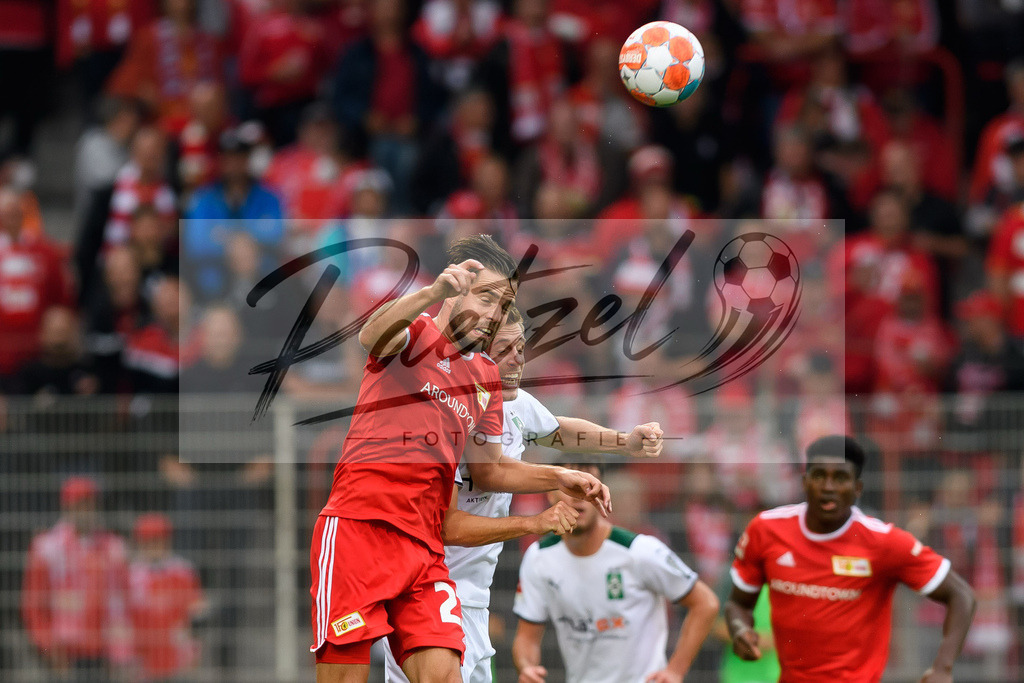 FCUBMG20210829_209 | Fussball, Herren: Niko Giesselmann (1.FC Union Berlin) und Patrick Herrmann (Borussia Moenchengladbach) im Zweikampf beim Spiel der 1. Bundesliga zwischen 1. FC Union Berlin und Borussia Moenchengladbach im Stadion An der Alten Foersterei am 29.08.2021 in Berlin, Deutschland. - Realisiert mit Pictrs.com