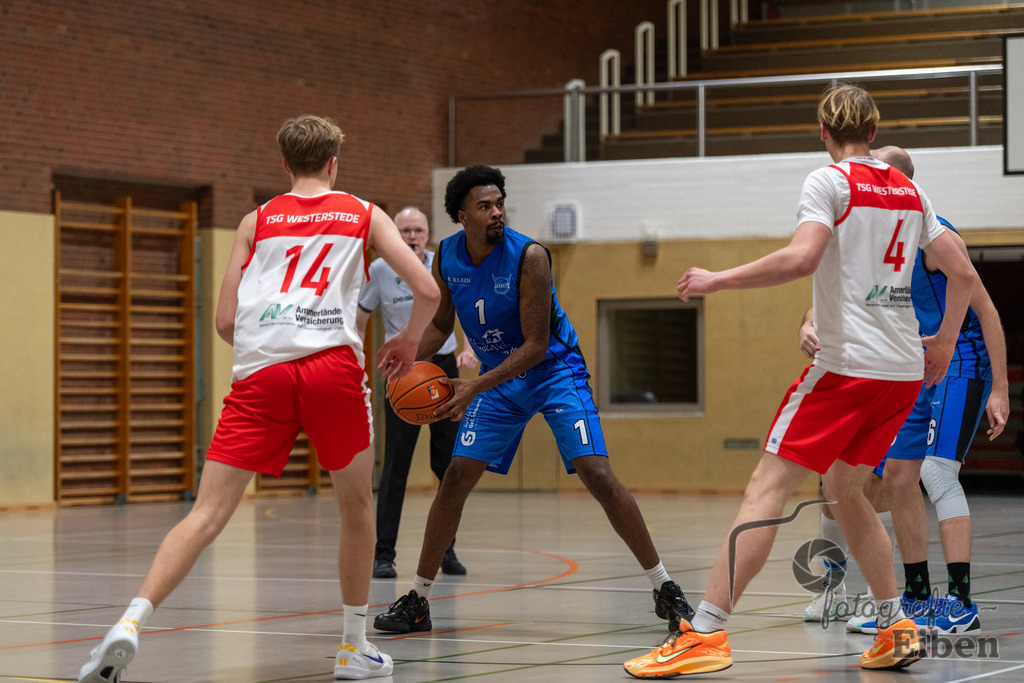 TSG Westerstede-Fortuna Logabirum | Basketball 2. Regionalliga; TSG Westerstede 2 (weiß)- Fortuna Logabirum (blau) am 12.12.2025 in Westerstede (Hössensportzentrum), Photo: Philip Eiben 2025 - Realisiert mit Pictrs.com