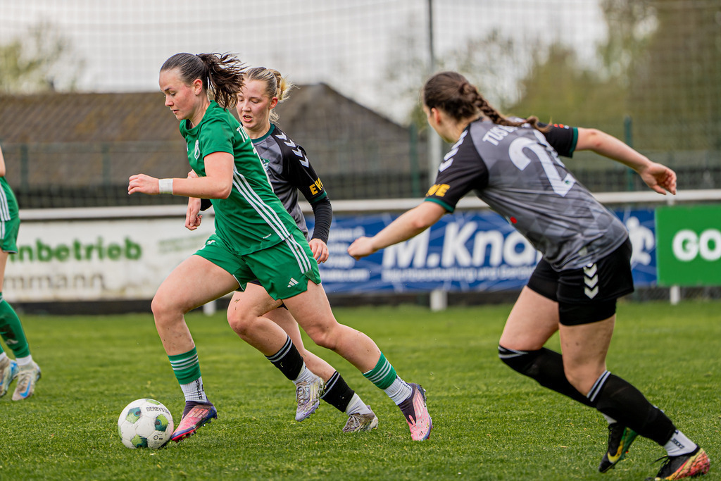 Fußball I Frauen I Saison 2025-2026 I Oberliga Niedersachsen I 19. Spieltag I TuS Lutten - TuS Büppel I 06246 | jns.sportfotos - Realisiert mit Pictrs.com