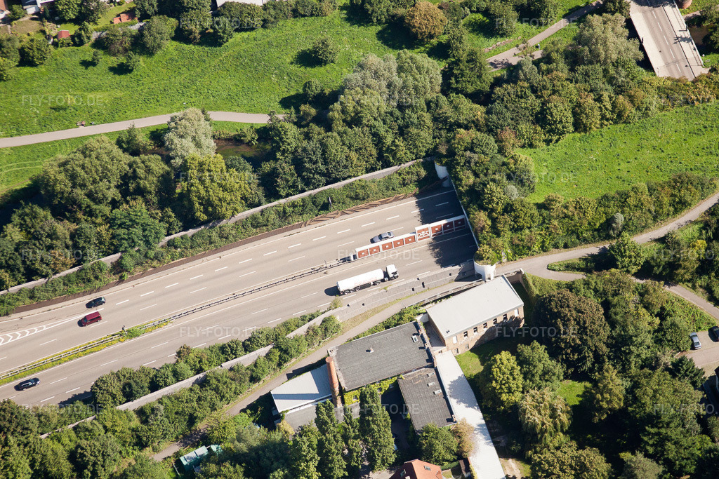 Luftbild: Ein- und Ausfahrt des Edeltrud Tunnel der Südtangente die Straße B10 verläuft durch den Tunnel im Ortsteil Beiertheim - Bulach im Ortsteil Beiertheim-Bulach in Karlsruhe im Bundesland Baden-Württemberg in Deutschland. Foto: IMG_31956.jpg vom 20.08.2010 durch Werner Riehm/FLY-FOTO.de