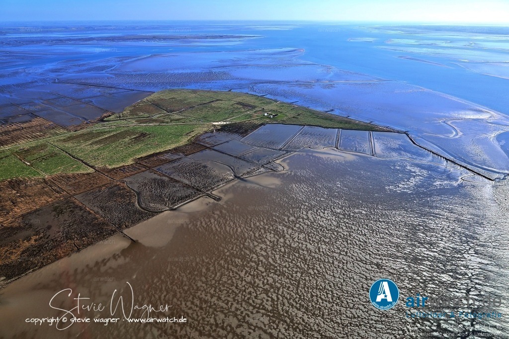 Luftbild Hamburger Hallig im nordfriesischen Wattenmeer | Für Besucher gibt es eine Badestelle mit einem weitläufigen naturbelassenen Strand in den Salzwiesen, wo man bis zu drei Stunden vor und nach der Tide ins Wasser gehen kann.
