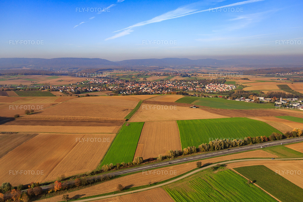 Luftbild: Ortsansicht von Südosten in Soultz-sous-Forêts im Bundesland Bas-Rhin in Frankreich. – Foto: IMG_075533.jpg vom 01.11.2014 durch Werner Riehm/FLY-FOTO.de – Auflösung des Originals: 5139 x 3426 px