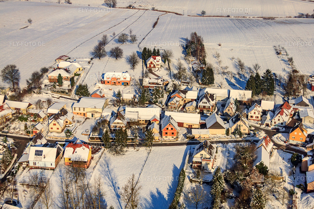 Luftbild: Rue Neugarten Im Winter bei Schnee unter Wolken aus Osten in Wintzenbach im Bundesland Bas-Rhin in Frankreich. – Foto: IMG_36203.jpg vom 02.01.2011 durch Werner Riehm/FLY-FOTO.de – Auflösung des Originals: 4752 x 3168 px