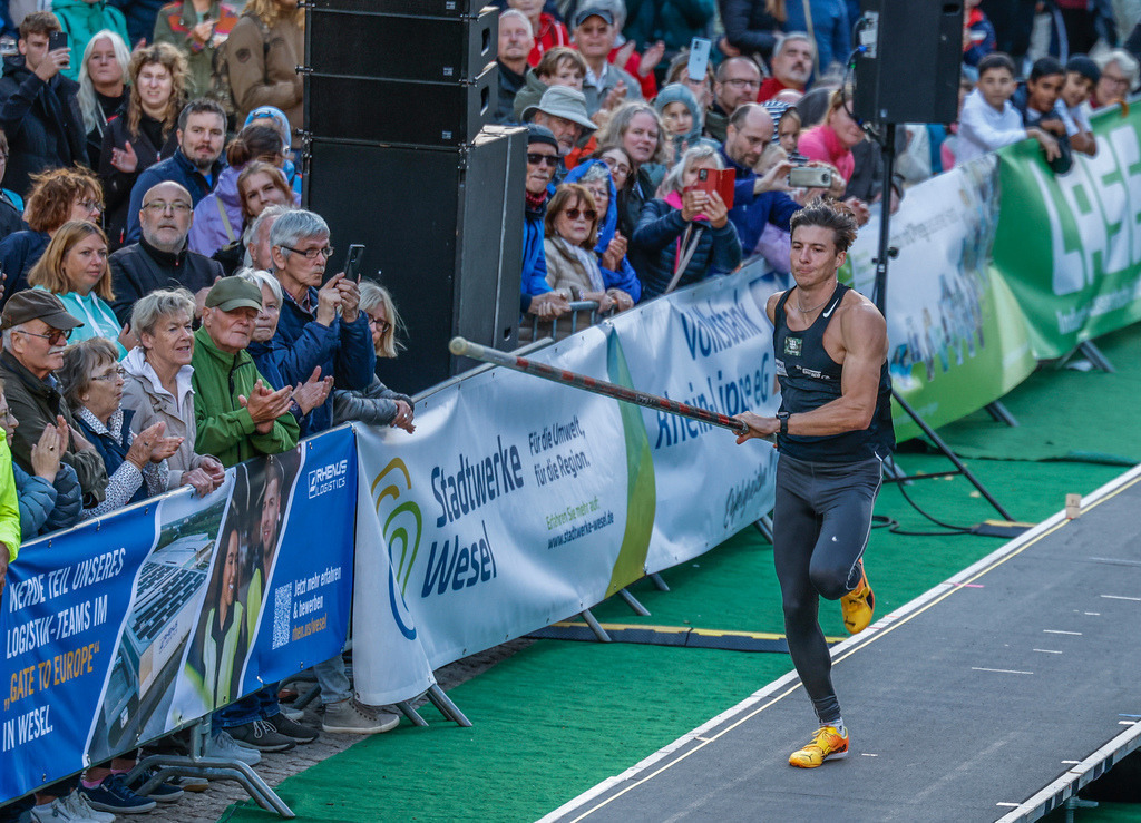 top-top.de 240913-187 | Foto, Video, Fotografie, Videografie, Fotobox, DJ, Discjockey, Musik, Musikbox, Veranstaltung, Photobooth, Amazon, Ebay, Buchtipp, Bestseller, Autor, Verlag, Buch, Wesel, Hamminkeln, NRW, Dinslaken, Rees, Drohne, Hochzeit, Party, Fotobox, Wesel, Fotograf