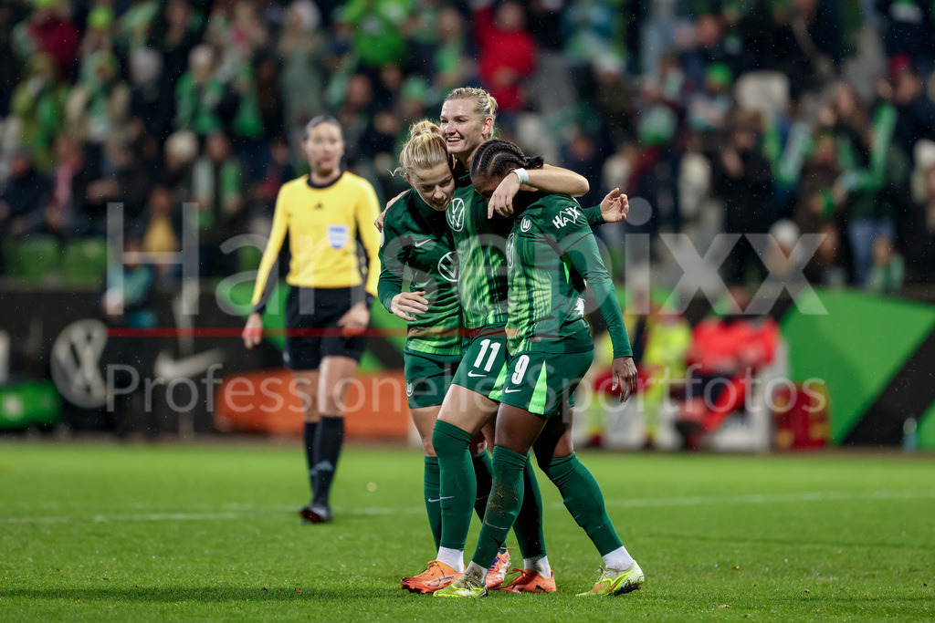 Fussball, DFB-Pokal Frauen, VfL Wolfsburg - SC Freiburg | v.li.: Justine Kielland (VfL Wolfsburg, 18), Alexandra Popp (VfL Wolfsburg, 11) und Torschützin Lineth Beerensteyn (VfL Wolfsburg, 9) mit Torjubel, Jubel, jubeln, jubelt, optimistisch, Spielszene, Highlight, Freude über das Tor zum 1.0, DIE DFB-RICHTLINIEN UNTERSAGEN JEGLICHE NUTZUNG VON FOTOS ALS SEQUENZBILDER UND/ODER VIDEOÄHNLICHE FOTOSTRECKEN. DFB REGULATIONS PROHIBIT ANY USE OF PHOTOGRAPHS AS IMAGE SEQUENCES AND/OR QUASI-VIDEO.