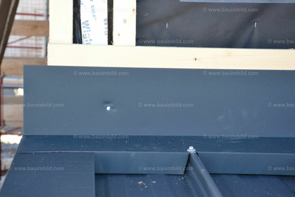bib-lg11-spenglerarbeiten-0184 | Nach LV-Leistungsgruppen sortierte Detailfotos über den Bau eines Hauses. Alle Hausbau-Bilder direkt vom Urheber und Autor der Website Haus-Selber-Bauen.com