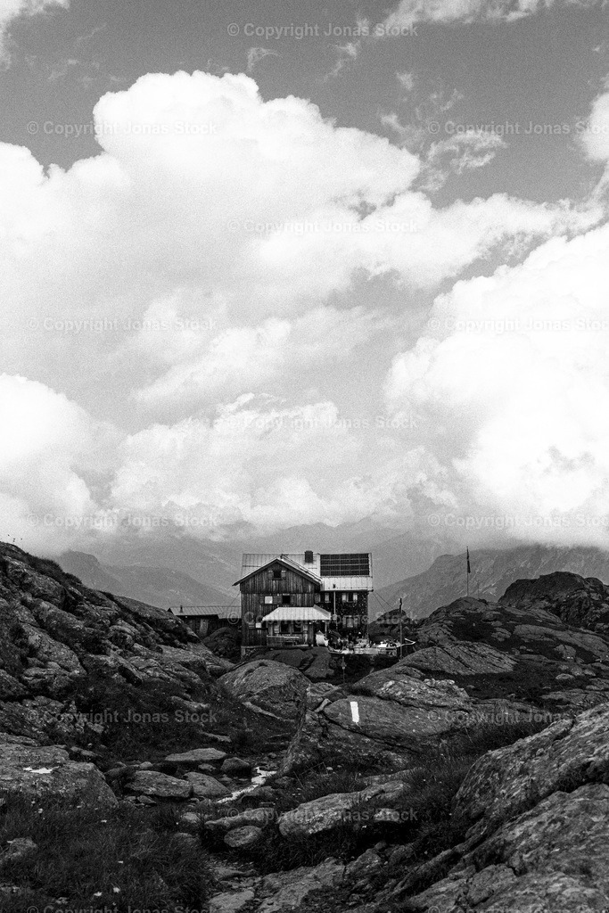 the Hut b/w | Beautiful view of a mountain Hut in Austria.  - Realisiert mit Pictrs.com