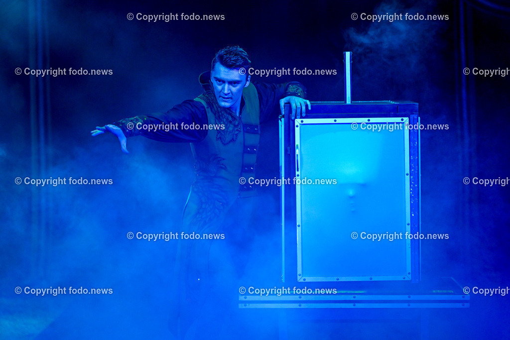 Zirkus Louis Knie_ 17.02.2024-49 | 17.02.2024, Linz, AUT, Circus Louis Knie 2024, im Bild Circus, Zirkus, Zelt, Artisten, Kuenstler, Trapez, Show, Clown, Zuschauer, Hunde, Ponys, Licht, Musik, Akrobaten, Akrobatik, Luftakrobatik