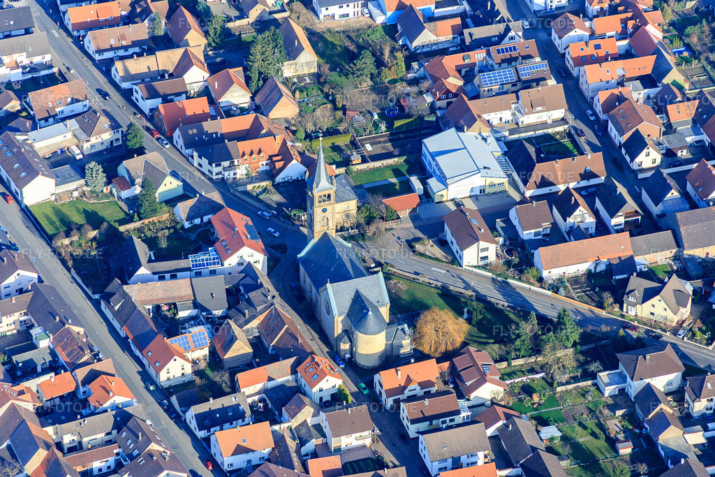 Luftbild: Ortsmitte mit Kirche St. Bernhard im Ortsteil Neuthard in Karlsdorf-Neuthard im Bundesland Baden-Württemberg in Deutschland. Foto: IMG_085330.jpg vom 19.12.2015 durch Werner Riehm/FLY-FOTO.de