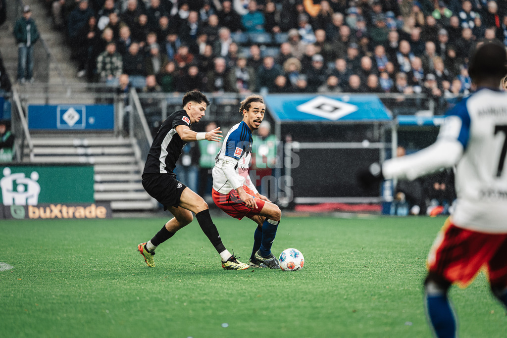 Fußball | Männer | Saison 2025/2026 | 1. Fußball-Bundesliga | 8. Spieltag | Hamburger SV vs. VfL Wolfsburg | 25.10.2025 | v.l. Jenson Danluca Seelt (#14, VfL Wolfsburg) gegen Yussuf Poulsen (#15, HSV)