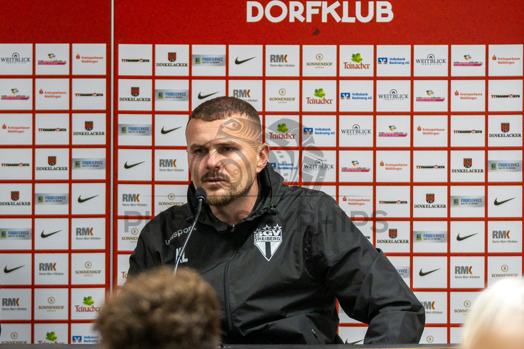 SG Sonnenhof Großaspach vs. SGV Freiberg, Fussball, Regionalliga Suedwest, 30. Spieltag, 22.04.2026 | Kushtrim Lushtaku (Trainer SGV Freiberg) bei der Pressekonferenz,SG Sonnenhof Großaspach vs. SGV Freiberg, Fussball, Regionalliga Suedwest, 30. Spieltag, 22.04.2026