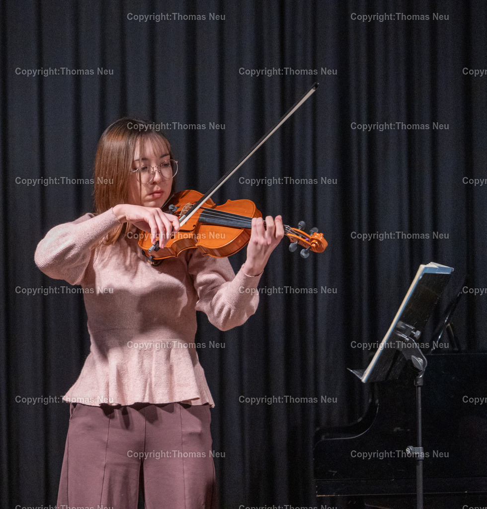Gedenkfeier_Pogromnacht_2925-16 | bbe, Bensheim, LFS und Bendheimplatz,Yuki Schäfer LFS Schülerin  mit einer musikalischen Einlage,  Bild: Thomas Neu