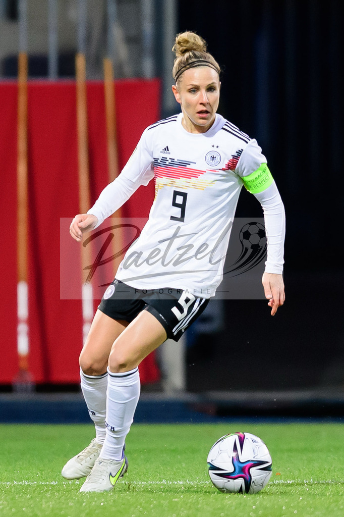 GERTUR20211126_117 | Fussball, Frauen: Svenja Huth (Germany) in Aktion, am Ball, Einzelaktion bei dem Spiel der WM-Qualifikation zwischen Deutschland und Tuerkei im Eintracht-Stadion am 26.11.2021 in Braunschweig, Deutschland. - Realisiert mit Pictrs.com