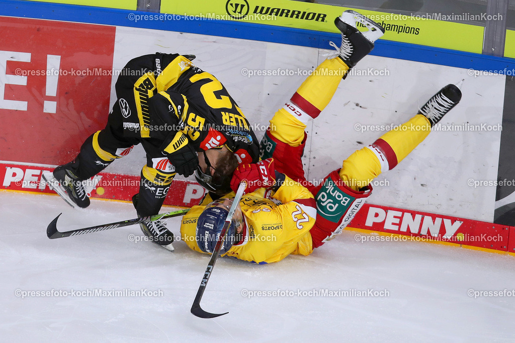Kre18082301008 | 18.08.2023, Krefeld, Eishockey, Seidenstadt Cup, Tag1 Eröffnungsspiel, Yayla Arena, Krefelder Pinguine - Düsseldorfer EG:  Dennis Miller (Krefelder Pinguine) bringt Oliver Mebus (Düsseldorfer EG) spektakulär Kopfüber zu Fall