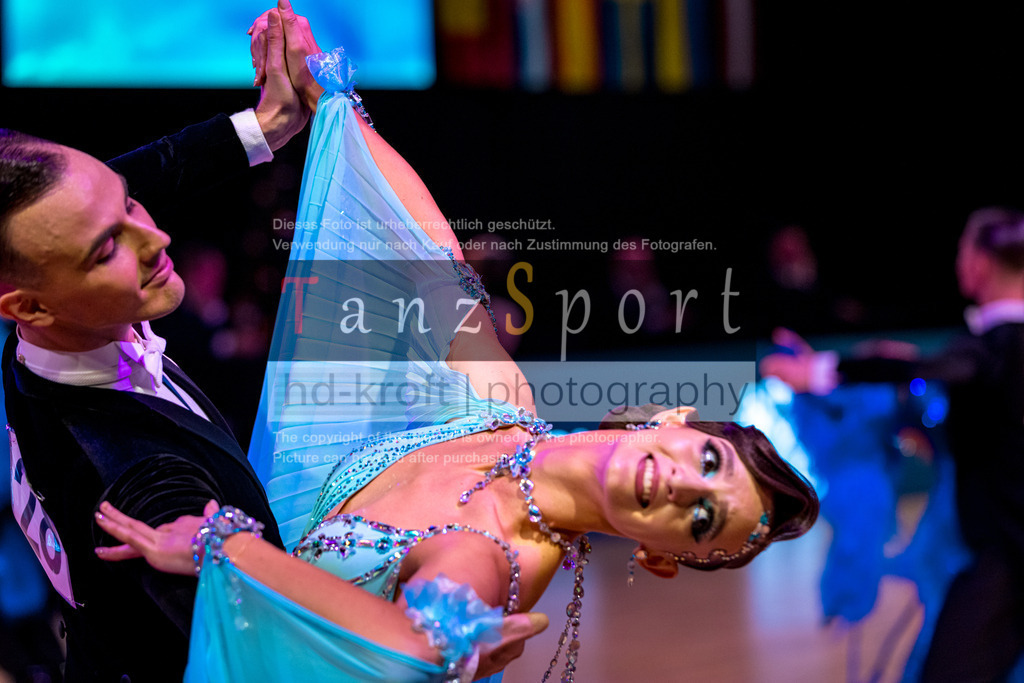 20251212_WDSF_World_Ch_Cup_RS-Std_0769-2 | Tanzsportbilder, Standardtanz, Lateintanz, WDSF, DTV, LTVB, dancecomp, goc, hessen tanzt, blaues band der spree, walzer, tango, wiener walzer, slowfox, quickstepp, samba, rumba, cha-cha-cha, paso doble. jive, hd-kroft photography, turniertanzsport