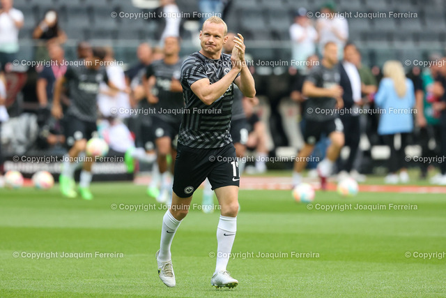 sgevsrblei_2056 | 03.09.2022 xjfx  Fussball 1.Bundesliga Eintracht Frankfurt - RB Leibzig emspor,  v.l.,  Sebastian Rode (Eintracht Frankfurt), warm-up, grüsst die Zuschauer 




(DFL/DFB REGULATIONS PROHIBIT ANY USE OF PHOTOGRAPHS as IMAGE SEQUENCES and/or QUASI-VIDEO) - Realisiert mit Pictrs.com