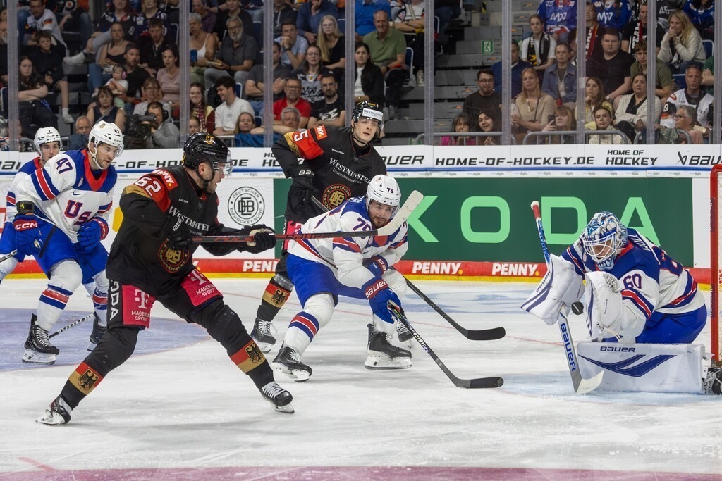 Eishockey-Länderspiel Deutschland gegen USA in Mannheim (letztes Vorbereitungsspiel vor der WM in der Schweiz) | Eishockey-Länderspiel Deutschland gegen USA in Mannheim (letztes Vorbereitungsspiel vor der WM in der Schweiz)***Riesige Torchance für Deutschland, aber Torwart Joseph Woll (60) verhindert den Gegentreffer - Realisiert mit Pictrs.com