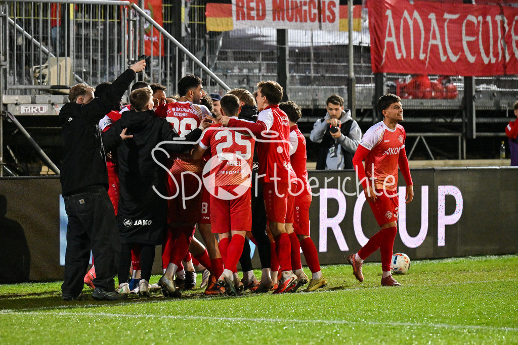 FC Würzburger Kickers - FC Bayern Amateure | WÜRZBURG, DEUTSCHLAND - 10. APRIL: grenzenloser Jubel der Kickers nach dem 2-1 Siegtreffer in der Nachspielzeit durch Tarsis BONGA (Würzburger Kickers 30) / Tor / Torschuetze / Freude / Happy während dem Match zwischen dem FC Würzburger Kickers und den Amateuren des FC Bayern München am 28. Spieltag der Regionalliga Bayern in der AKON Arena