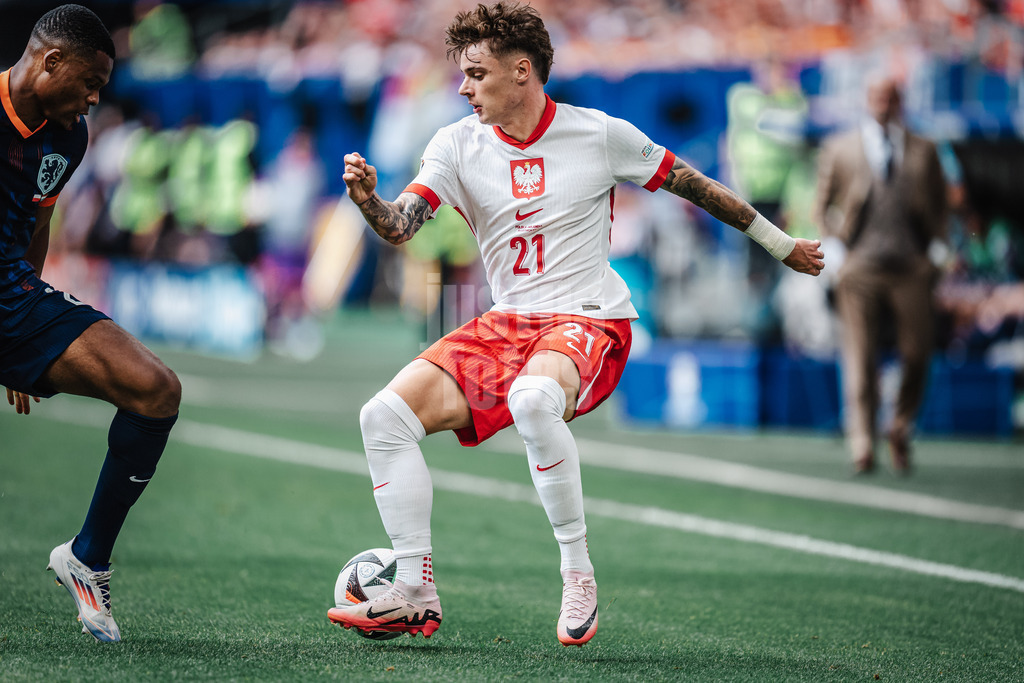 Fußball | Herren | UEFA-Fußball-Europameisterschaft 2024 | Gruppe D | Polen vs. Niederlande | 16.06.2024 | Nicola Zalewski (#21, Polen) mit dem Ball