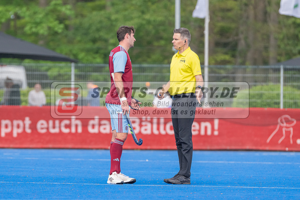 HK_20240414_100474 | 1. Bundesliga Hockey Herren Crefelder HTC - UHC Hamburg am 14.4.2024 CHTC, Krefeld , Benedikt Schwarzhaupt ( UHC Hamburg #8 ) , Ben Göntgen ( SR )