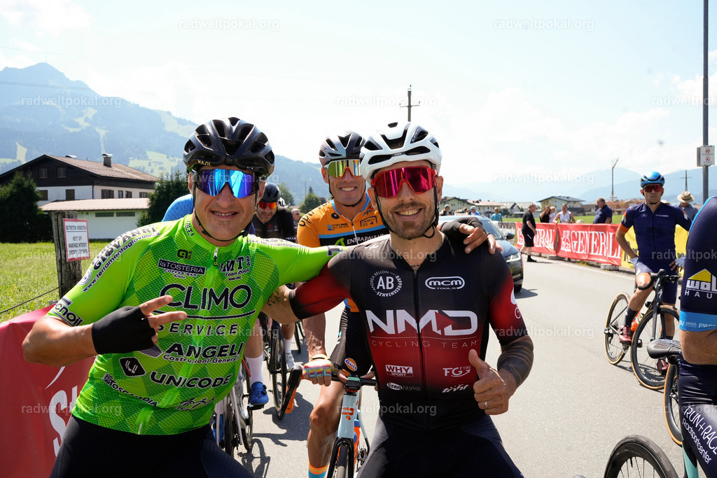 175_20230817_Bewerb_Maenner_Muehlanger | AUT - OESTERREICH, 2023-08-16: SPORT RENNRAD-FAHREN - 55. INTERNATIONALER RADWELTPOKAL IN ST. JOHANN IN TIROL  - Vintage-Radrennen mit WM-Bronze-Medaillen-Siegerin Christina Schweinberger, den Teilnehmer und Alexander Baumann (vom Orginastions-Team) - TAG 2 BEWERB MAENNER IN SECHS GRUPPEN  ; Foto: Roland Muehlanger