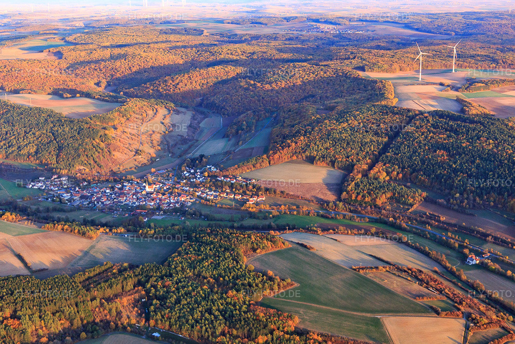 Luftbild: Ortsansicht von Nordwesten im Ortsteil Binsfeld in Arnstein im Bundesland Bayern in Deutschland. – Foto: IMG_112437.jpg vom 02.11.2018 durch Werner Riehm/FLY-FOTO.de – Auflösung des Originals: 5076 x 3384 px