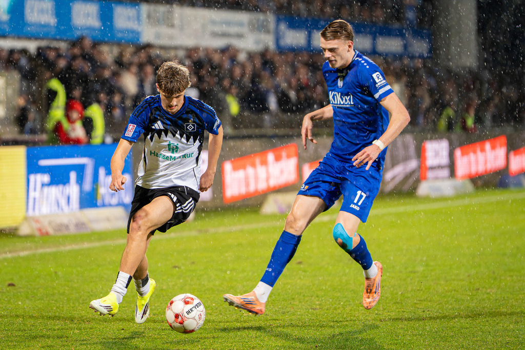 Fußball I Herren I Saison 2025-2026 I Regionalliga Nord I 24. Spieltag I SV Meppen - Hamburger SV II I 2042 | Louis Pepe Lemke (16, Hamburger Sport Verein II) und Mika Stuhlmacher (17, SV Meppen) - Realisiert mit Pictrs.com