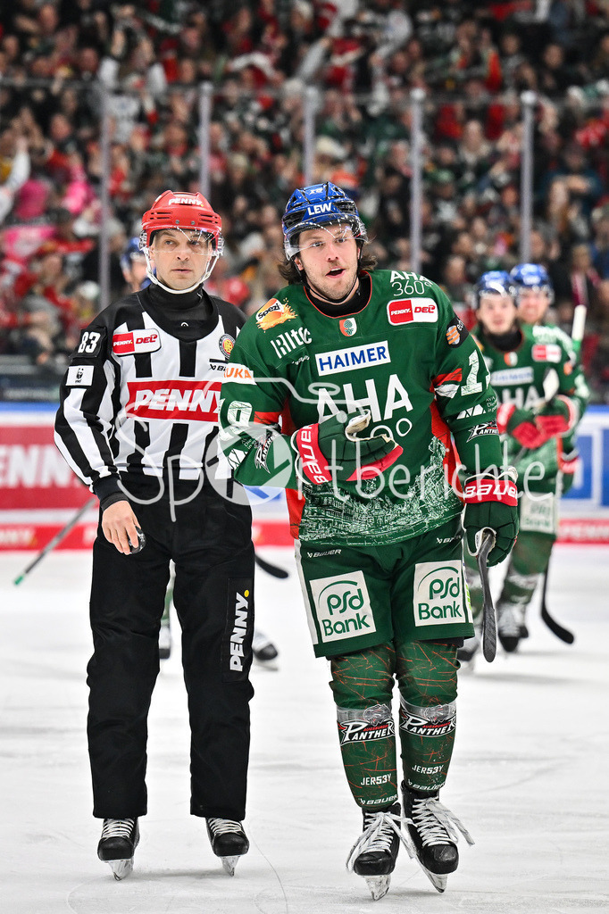 Augsburger Panther - Grizzlys Wolfsburg | AUGSBURG, GERMANY - 15. MARCH: Jubel der Panther nach dem treffer zum 4-4 durch Riley DAMIANI (Augsburger Panther 19) / Tor / Torschuetze / Freude / Happy während dem Match zwischen den Augsburger Panthern und den Grizzlys Wolfsburg am 52. Spieltag der Penny DEL im Curt Frenzel Stadion