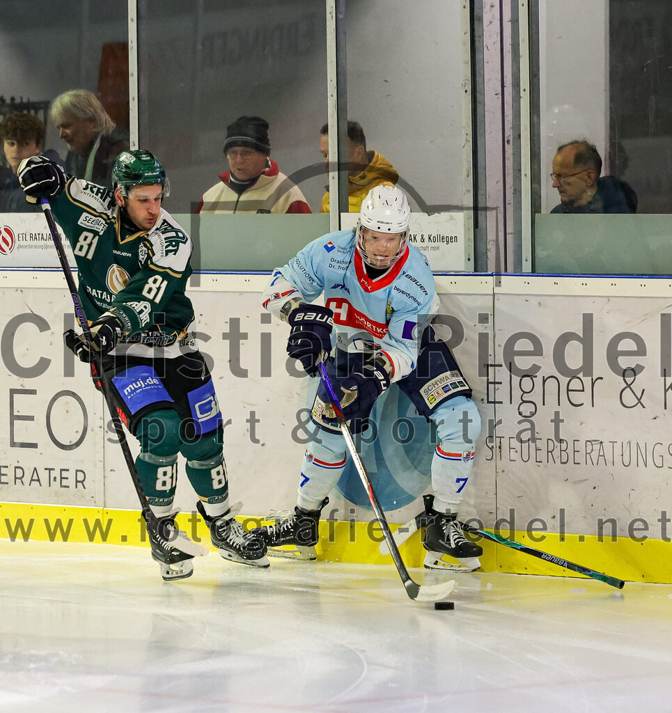 2025-12-23_088_TSV_Erding_gegen_Heilbronner_Falken | Erding, Deutschland, 23.12.2025:Eishockey, Oberliga Süd 2025 / 2026, 29. Spieltag, TSV Erding gegen Heilbronner Falken, Endergebnis: 5:4Maximilian Forster (Erding Gladiators, #81), Spencer Berry (Heilbronner Falken, #7)Foto: Christian Riedel / fotografie-riedel.net