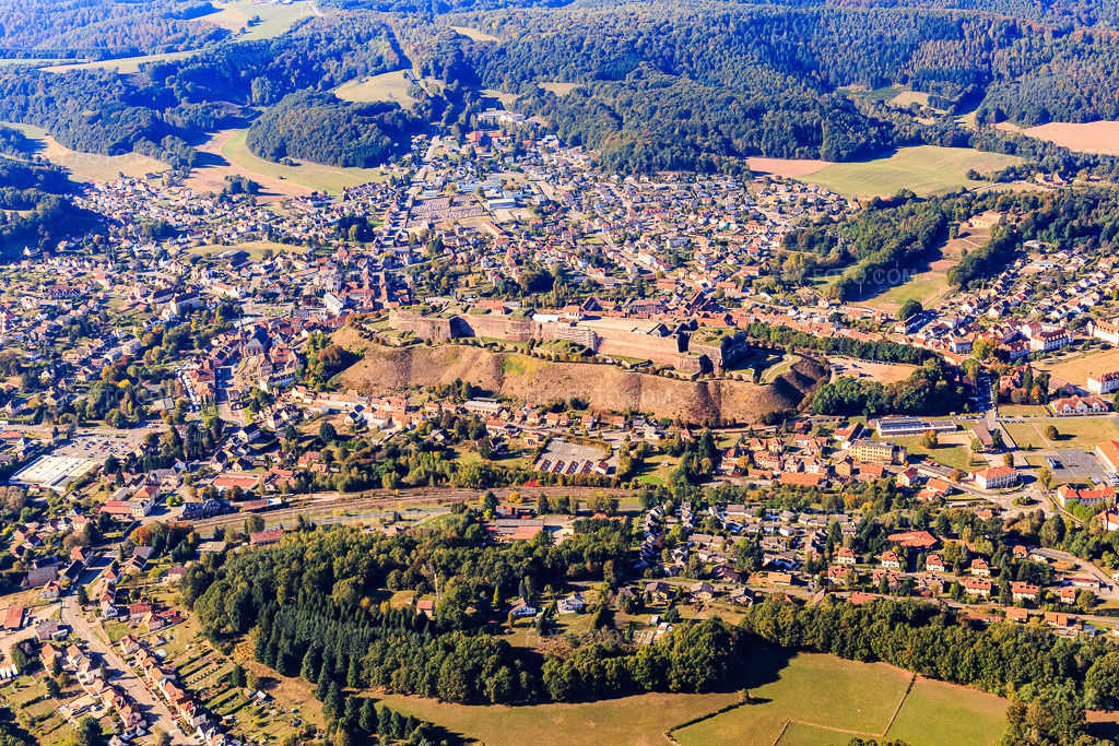 Aerial view: Citadelle de Bitche from the east in Bitsch in the state Moselle, France.Photo: IMG_095150.jpg taken on 10/16/2016 by Werner Riehm/FLY-FOTO.comResolution of the original: 5472 x 3648 px