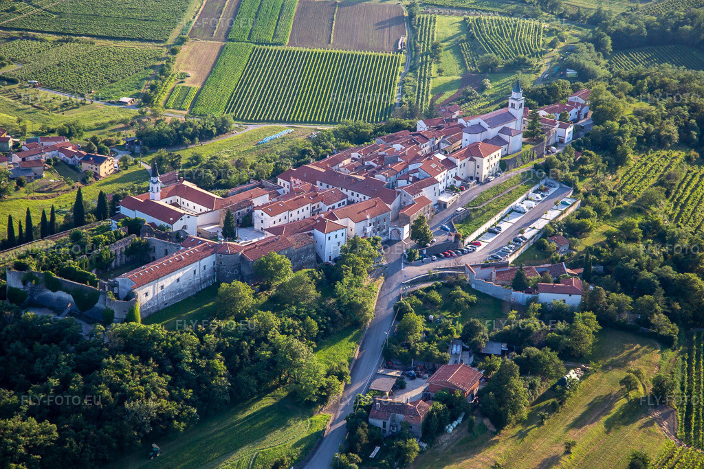 Vue aérienne: Schloss Heilig Kreuz / Grad [§2] à le quartier Vipavski Križ in Ajdovščina dans le département Slovénie, Slovénie. Photo: IMG_137510.jpg prise le 14/07/2023 par Werner Riehm/FLY-FOTO.eu – Résolution de l'original: 5472 x 3648 px – Vipavski Križ - vodeni ogledi, degustacije, turizem, dogodki, doživetja,
