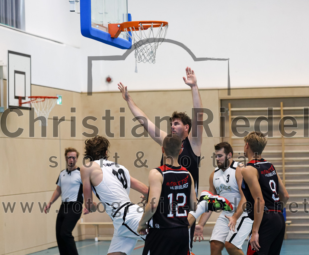 2022-10-16_024_TSV_Vaterstetten_gegen_Baskets_Vilsbiburg_2 | Vaterstetten, Deutschland, 16.10.2022:
Basketball, Bayernliga Herren Südost 2022 / 2023, 1. Spieltag, TSV Vaterstetten gegen Baskets Vilsbiburg 2, Endergebnis: 83:64

Finn Liebig (TSV Vaterstetten, #10), T. Berger (Baskets Vilsbiburg, #12), M. Engel (Baskets Vilsbiburg, #14), Mathias Furtmair (TSV Vaterstetten, #3), M. Urbanke (Baskets Vilsbiburg, #9)

Foto: Christian Riedel / fotografie-riedel.net