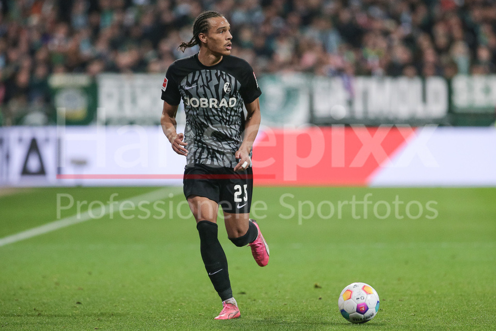 Fussball, Bundesliga, SV Werder Bremen - SC Freiburg | v.li.: Kiliann Sildillia (SC Freiburg, 25) am Ball, Freisteller, Einzelbild, Ganzkörper, Aktion, Action, Spielszene, DIE DFL-RICHTLINIEN UNTERSAGEN JEGLICHE NUTZUNG VON FOTOS ALS SEQUENZBILDER UND/ODER VIDEOÄHNLICHE FOTOSTRECKEN. DFL REGULATIONS PROHIBIT ANY USE OF PHOTOGRAPHS AS IMAGE SEQUENCES AND/OR QUASI-VIDEO.