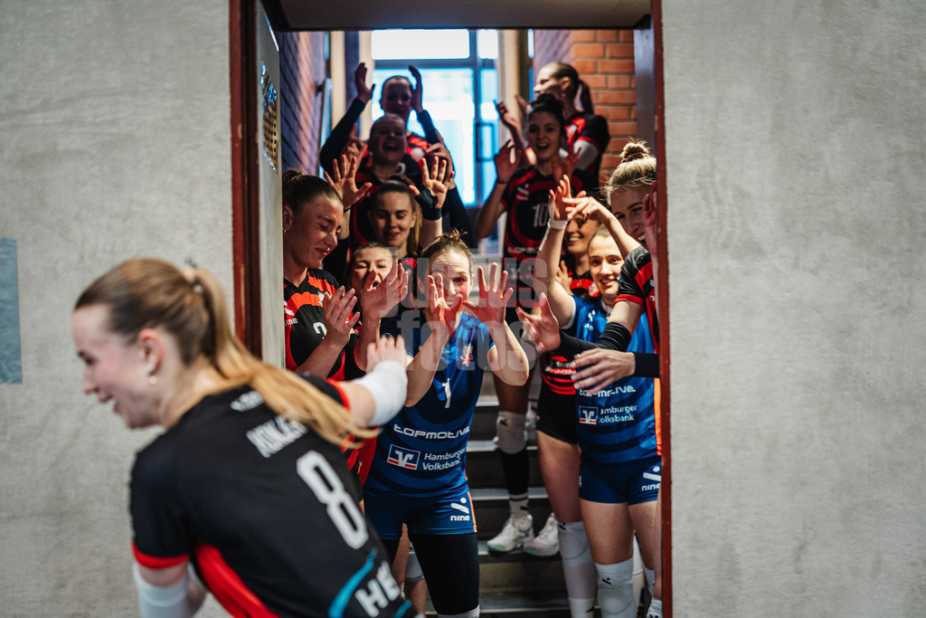 Volleyball | Frauen | Saison 2025/2026 | Volleyball Bundesliga | ETV Hamburger Volksbank Volleys vs. Schwarz-Weiß Erfurt | 15.02.2026 | Zoe Konjer (#8, ETV Hamburger Volksbank Volleys) läuft in die Halle ein und wird von ihrem Team angefeuert