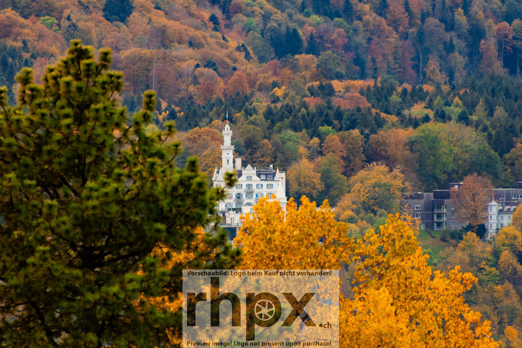 Herbstlicher Blick auf Château Gütsch in Luzern | Stimmungsvolle Fotokunst aus Luzern. Erlebe den Pilatus, den See und die Stadt Luzern in exklusiven Aufnahmen in der Fotogalerie & Shop. - Realisiert mit Pictrs.com
